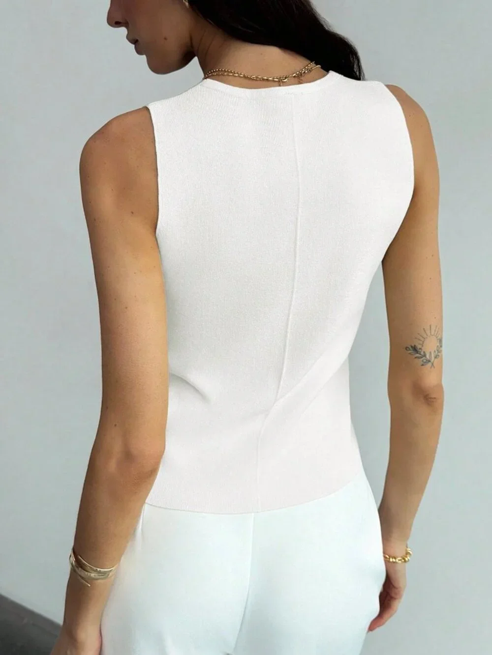 White Casual Women's V-Neck Sweater Vest with Metal Buckle